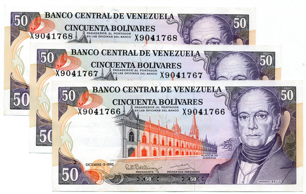 Error Trío de Billetes 50 Bolívares 1992 X7 Sobrecarga de Tinta en el "4" Seriales X9041766 al X9041768 - Numisfila