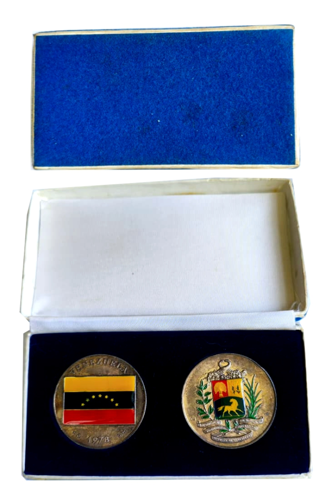 Bandera y Escudo Medallas de Plata Esmaltadas 1978 Himno y Mapa - Numisfila
